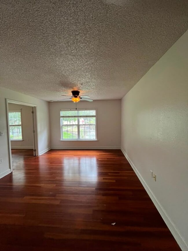 Building Photo - 2025 Dixie Belle Dr