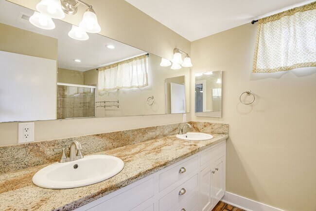 Building Photo - 4725 Kensington Dr