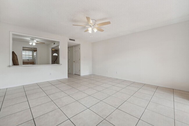 Building Photo - "Spacious 2-Bed Condo with Modern Upgrades in Prime Casselberry Location"