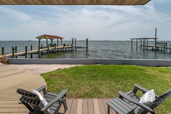 Building Photo - Gorgeous Riverfront 3/2 with dock!!