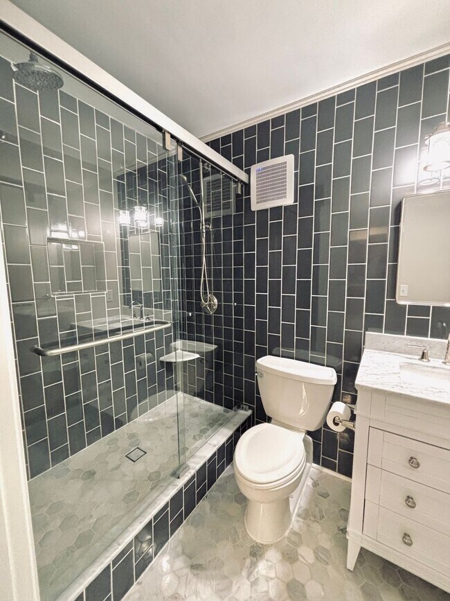 Building Photo - Beautiful 1 bed 1 bath executive condo! Heated parking, gym, sauna!