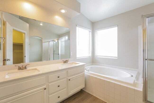 Building Photo - 541 Vantage Ave