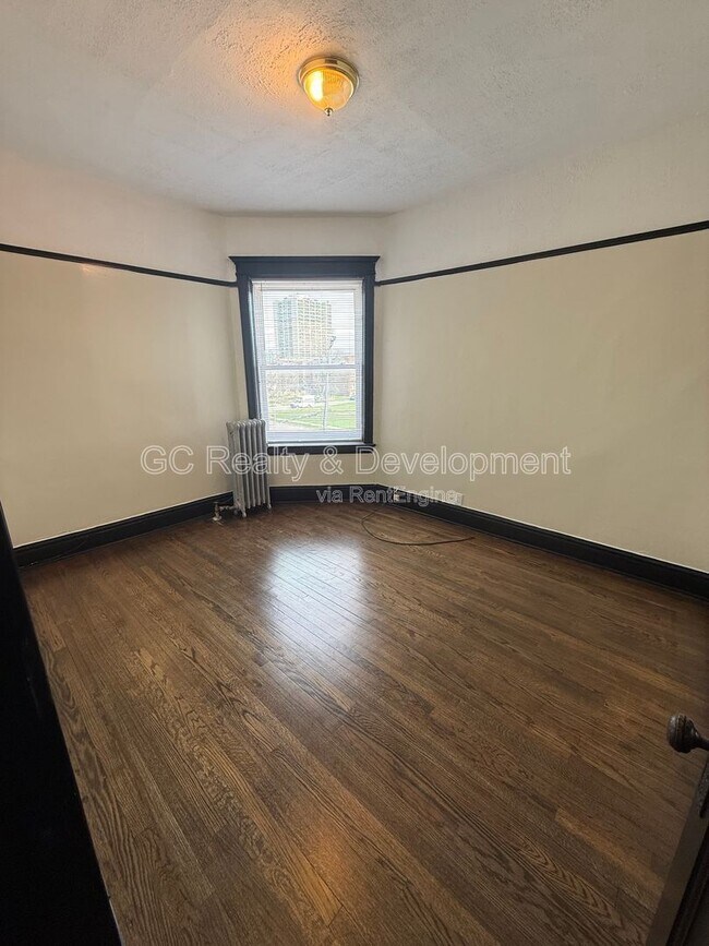 Building Photo - 1452 E Marquette Rd