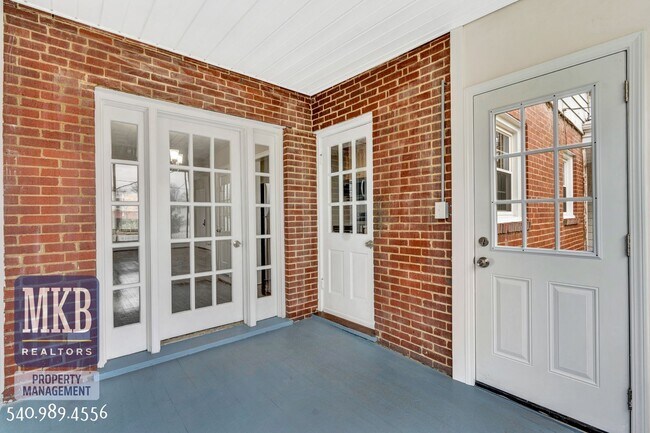 Building Photo - Beautiful 2 Bedroom, 1 Bath Duplex in SW Roanoke City