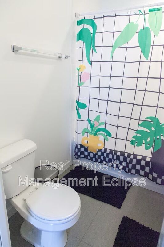 Building Photo - 8819 Midvale Ave N