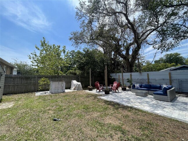 Building Photo - 8310 El Portal Dr