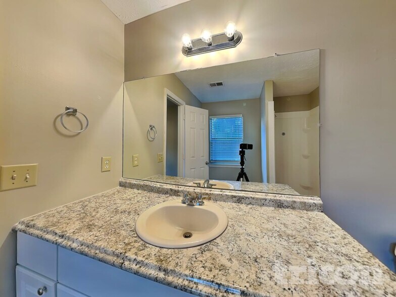 Building Photo - 575 Woodcrest Manor Dr