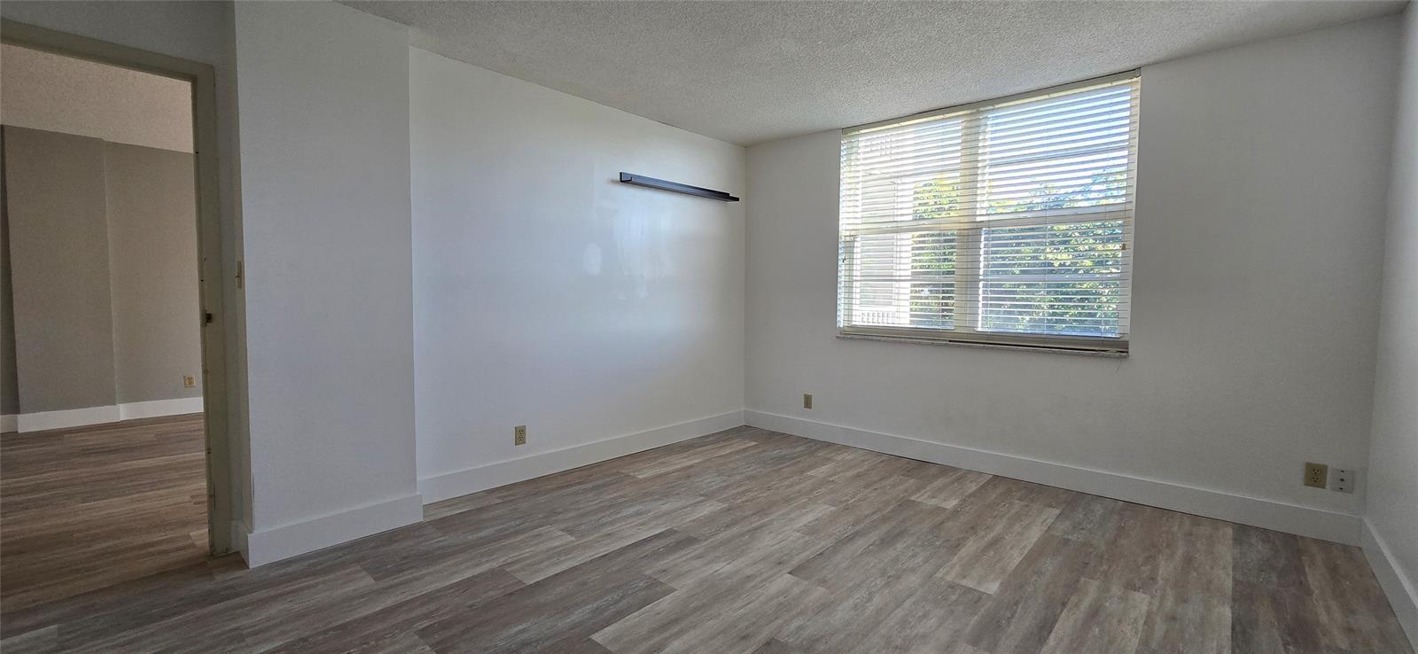 Building Photo - 250 Jacaranda Dr