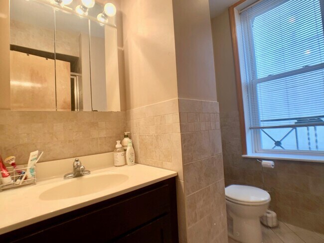 Building Photo - 402 Grand St