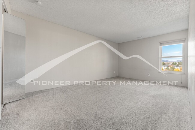 Building Photo - Spacious Apartment with Mountain Views and...