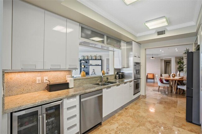 Building Photo - 715 Bayshore Dr