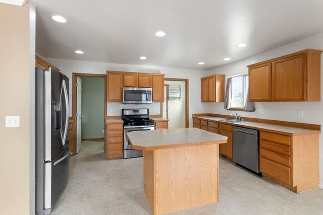 Building Photo - 4 Bed 2.5 Bath - Excellent Condition - Pet...