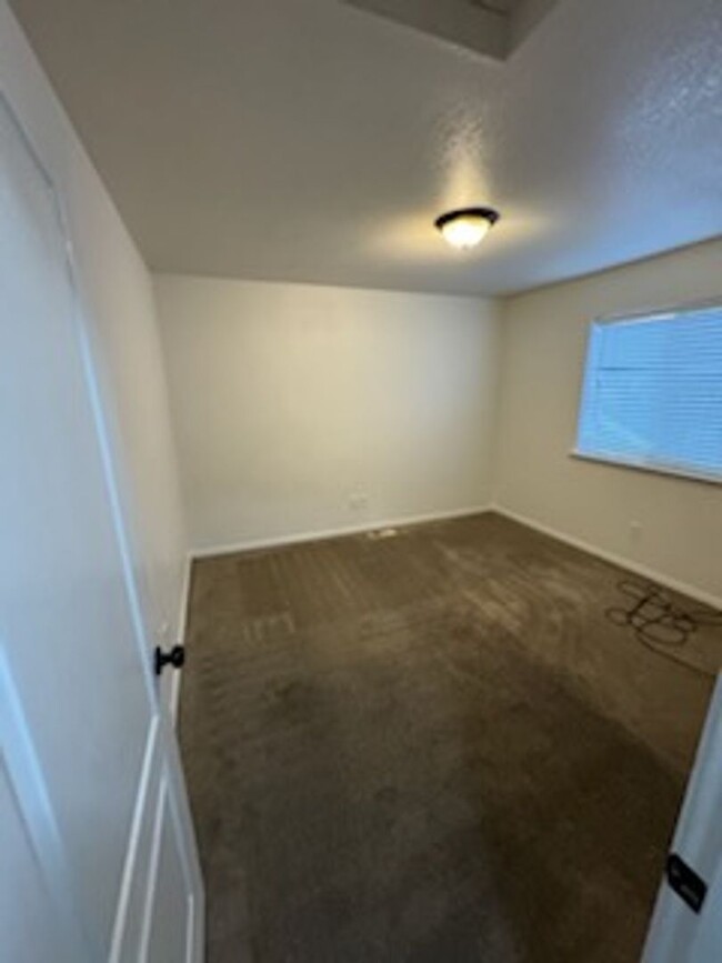 Building Photo - Calling all renters!! Make this your home ...