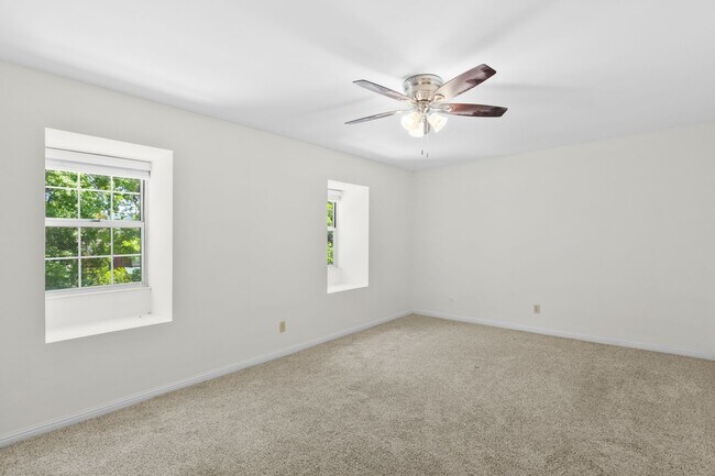 Building Photo - Spacious 1,440 SF Central West End Home with Garage Parking, Pool Access & Close to BJC/WashU
