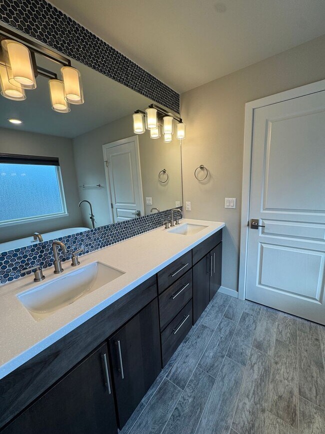 Building Photo - Stunning home in desirable Eagle River neighborhood