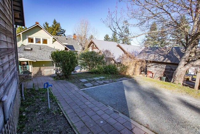 Building Photo - Gorgeous Vintage Home in Downtown Langley with Detached Guest Apartment!! Pet Friendly Too!