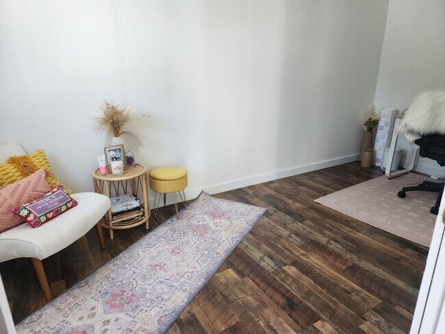 Building Photo - Gorgeous Home with 5 Bedrooms, 3 Baths, So...