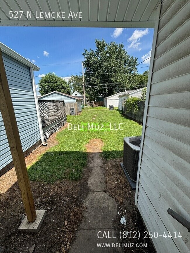 Building Photo - 527 N Lemcke Ave