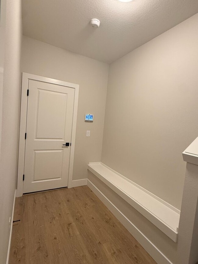 Building Photo - Goregous 3 Bedroom with Loft and Bonus Room! High Ceilings! Pantry! Keyless Entry! Double Oven & ...