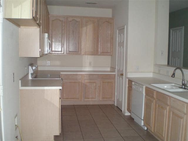 Building Photo - 2213 Willow Dr