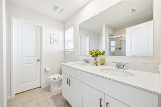 Building Photo - Light-Filled Home in Amenity-Rich Community with Pool & Park!