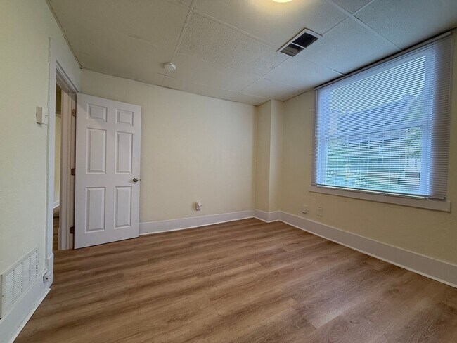 Building Photo - Updated 2 Bedroom apartment