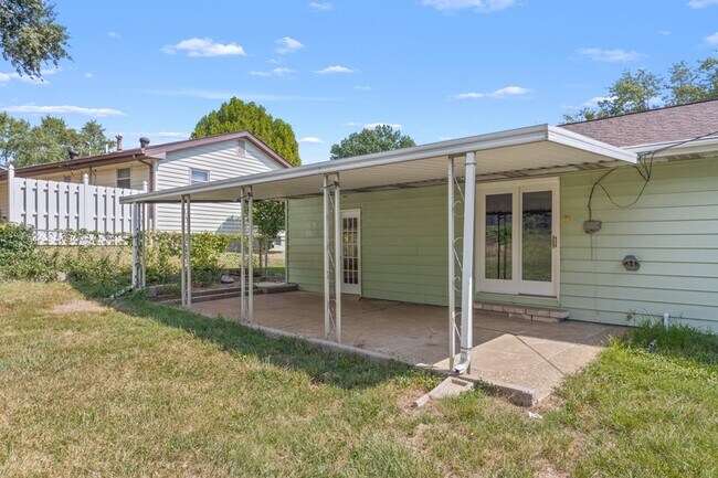 Building Photo - 1517 Lincoln Dr