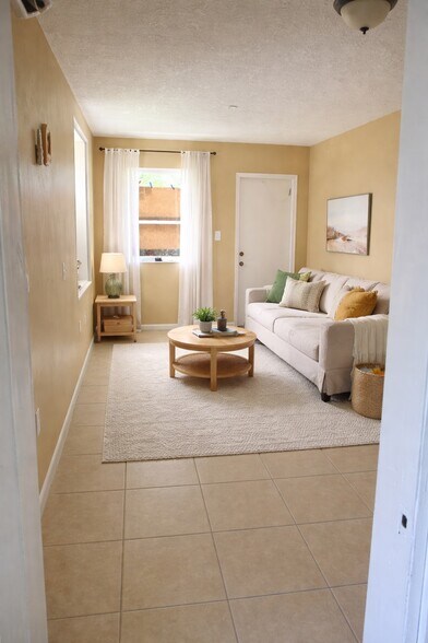 Building Photo - 518 N Tamarind Ave