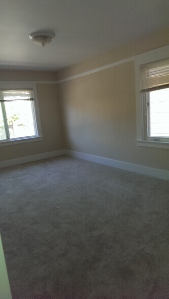 Building Photo - 915 Grand Ave