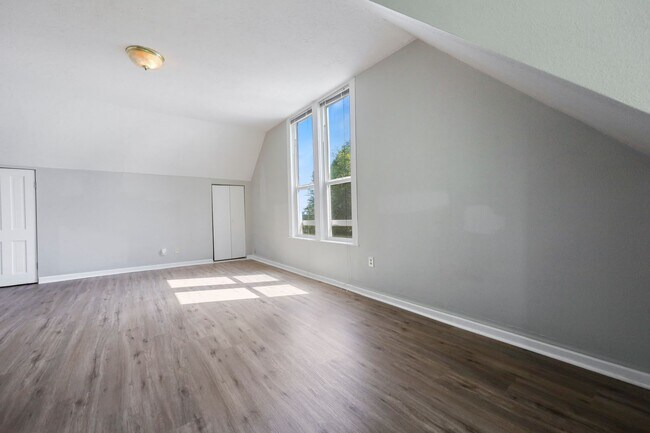 Building Photo - Victorian-style apartment available in the serene SW Hills