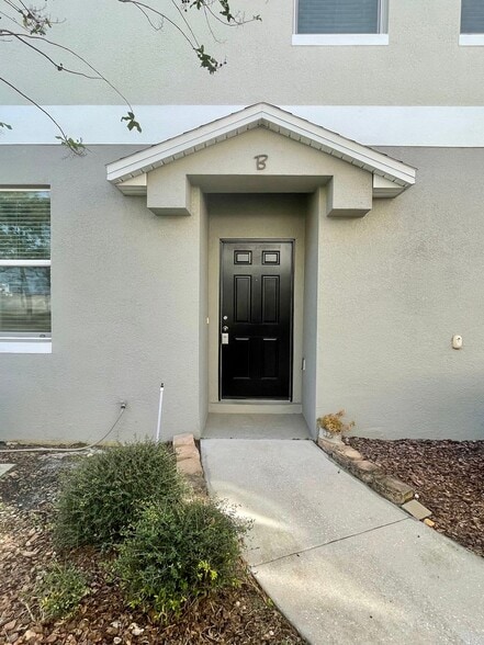 Building Photo - 3 Bedroom / 2.5 Bath / 2 Car Garage Townho...