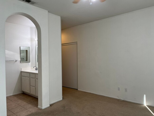 Building Photo - 3 bedroom- 2 bath Home in Victorville!