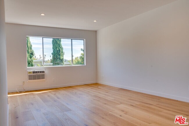 Building Photo - 5935 Chula Vista Way