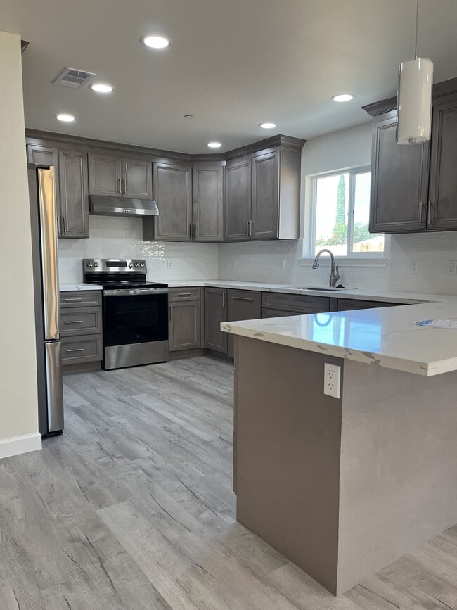 Building Photo - 5104 Chestnut Rd