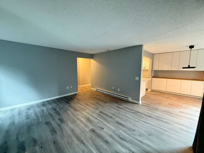 Building Photo - 3 Bedroom 2 Bathroom Plus Parking and Storage!