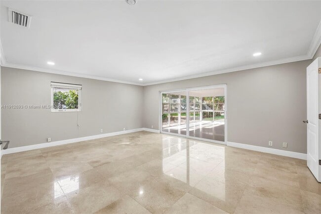 Building Photo - 633 Solar Isle Dr