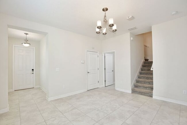 Building Photo - Beautiful 4/3.5 Townhome with a Spacious 2 Car Garage Located in Trails at Moss Park - Orlando