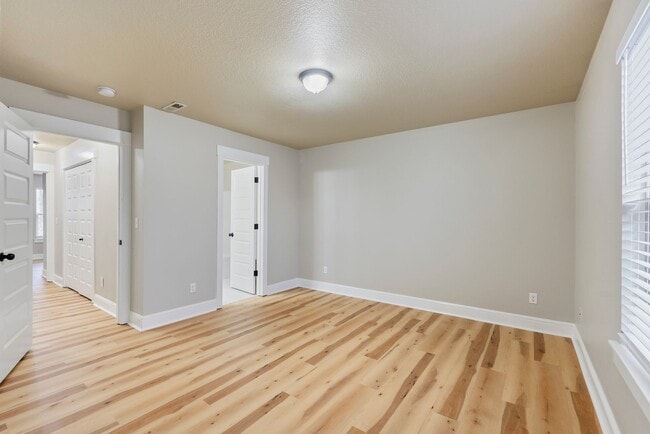 Building Photo - 3BR/2.5 Bath Townhome