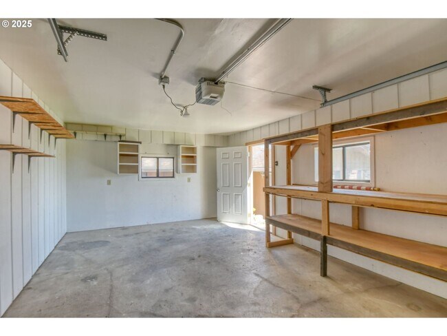 Building Photo - Charming 3 Bedroom Home