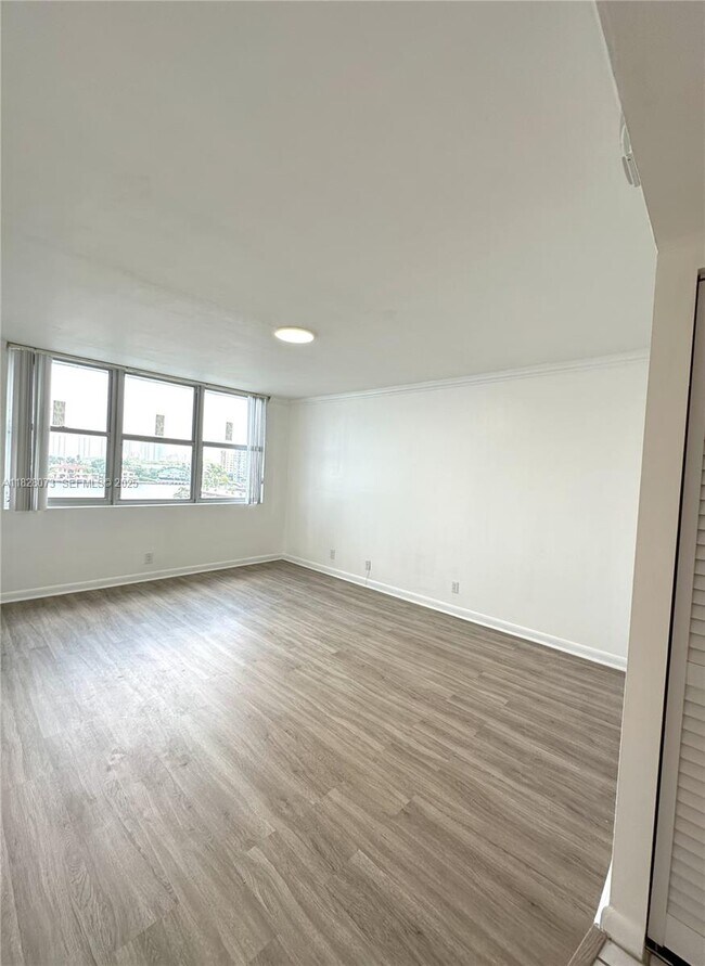 Building Photo - 16570 NE 26th Ave