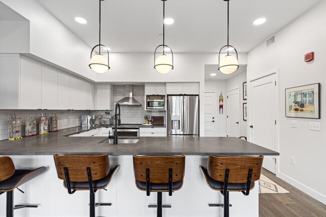 Building Photo - Hip Strip Furnished Condo in Reed Building $2,500 / Month - DATES NEGOTIABLE