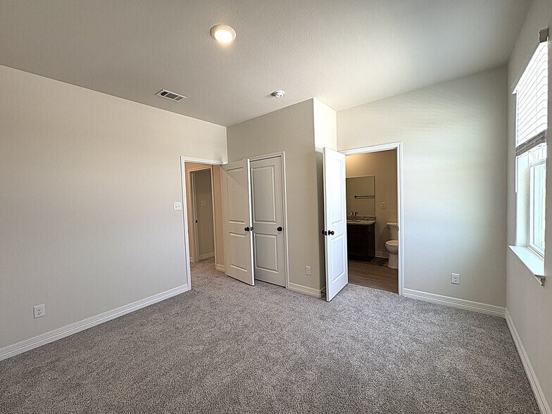 Building Photo - 1154 Lindsey Dr