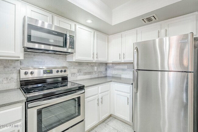 Building Photo - 4303 E Cactus Rd