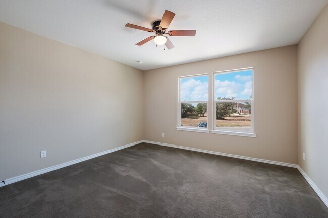 Building Photo - APPLICATION RECEIVED        4 Bedroom 2.5 Bath Ready for Move-in