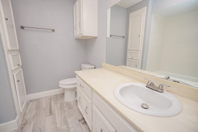 Building Photo - 2515 Oak Hill Dr