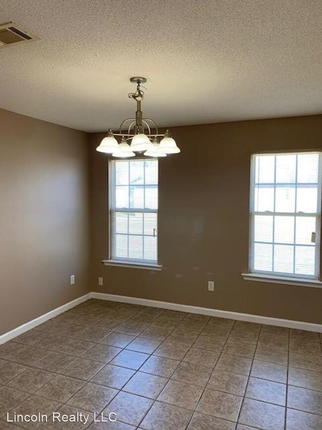 Building Photo - 3 br, 2 bath House - 1812 Chestnut Dr