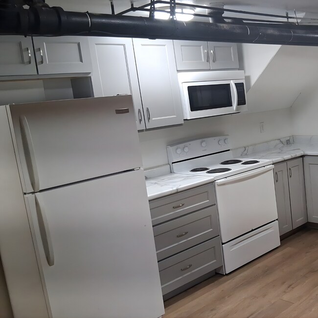 Building Photo - 802 Main St