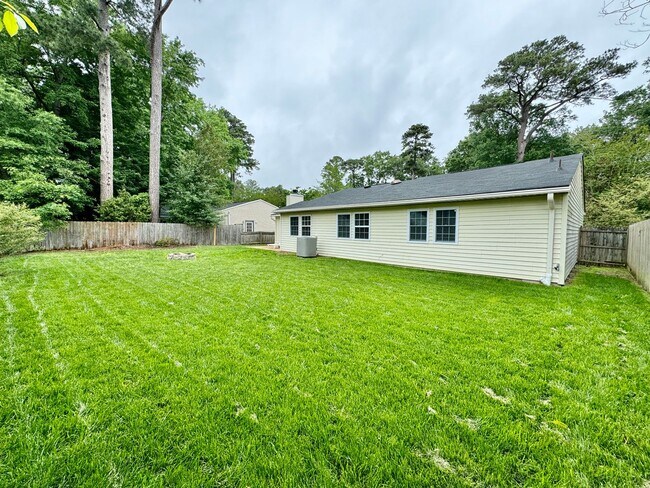 Building Photo - READY 05-15-25!! Ranch Home w/2-Car Garage...