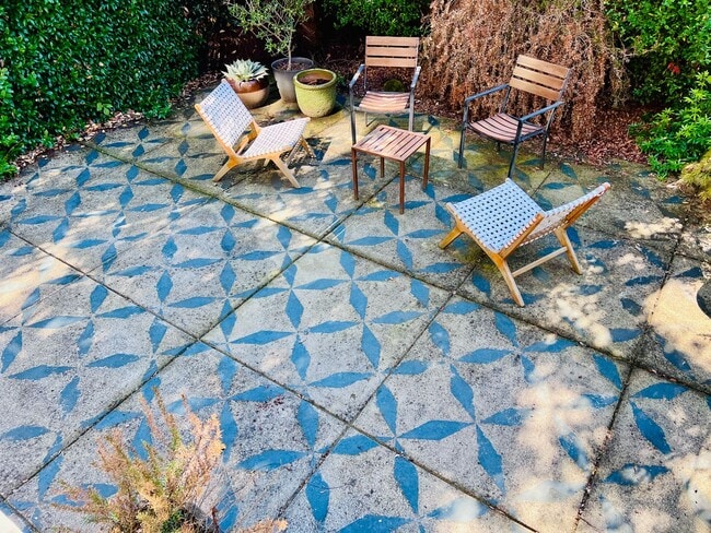 Building Photo - Custom Townhouse with Awesome Back yard