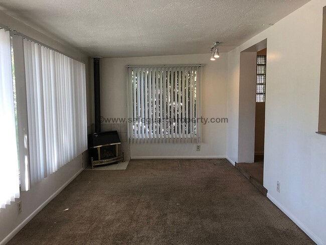 Building Photo - Great 3 Bedroom Duplex